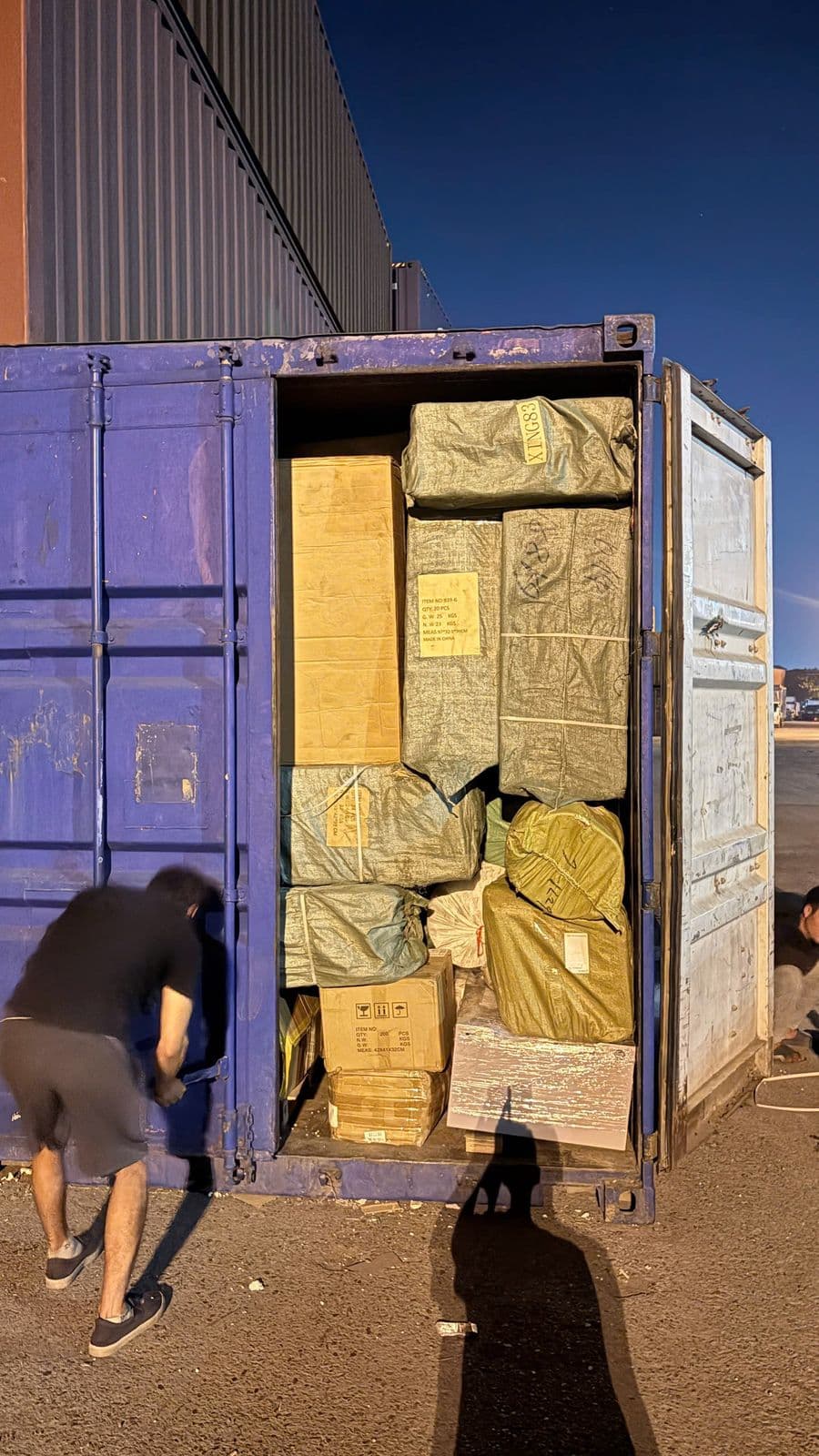 Nhân viên Bình Minh QL bốc xếp hàng vào container